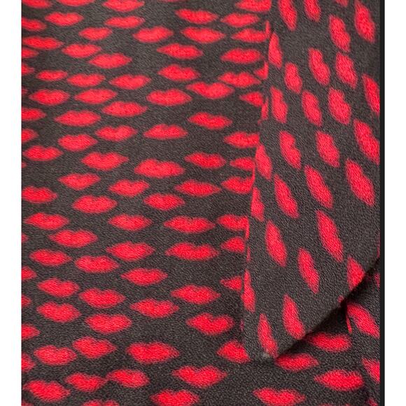Reformation Loris Red Lips Print Top Size 6 Short Sleeve Button Blouse - Picture 6 of 8